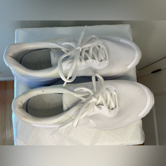 Women's Nike Revolution 7 White Running Shoes Size 8.5 - Picture 3 of 9